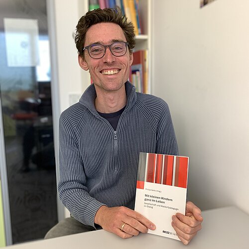 Buch Prof. Dr. Philipp Gelitz "Mit kleinen Kindern ganz im Leben – Gesellschaft und Waldorfpädagogik im Dialog" Neuerscheinung: „Mit kleinen Kindern ganz im Leben“ von Alanus-Professor Philipp Gelitz