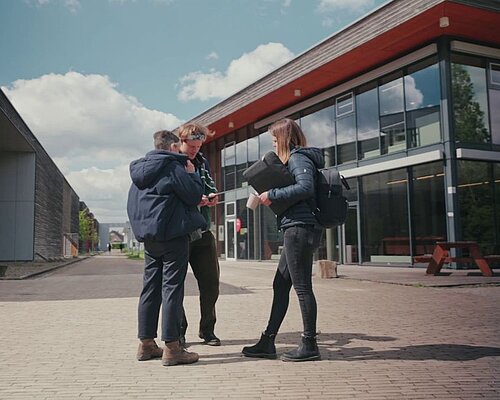 Alanus Hochschule, Studierende auf Campus II - Villestraße, Foto: Jan Wellinghoven